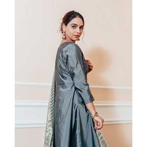 Ensemble de costume en satin gris sauge, taille XS, haut à manches trois-quarts - Product Image 6