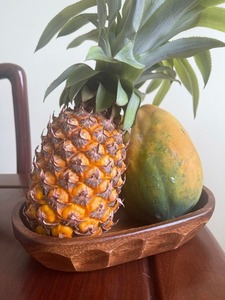 Elegante bandeja de madera para servir con asa y acabado de alta calidad, perfecta para soluciones de servicio prácticas y decorativas. - Product Image 3