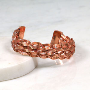Bracelet manchette en fil de cuivre tressé, design ouvert moderne, bijoux artisanaux en métal - Product Image 1