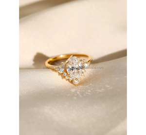 Anillo de Compromiso/Boda Unisex de Oro Amarillo de 14k, con Diamante de Corte Ovalado, Cultivado en Laboratorio por IGI, con Engaste a Tensión, Hecho a Mano, Estilo Vintage, Perfecto - Product Image 1