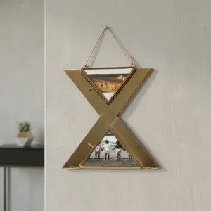 Cadre photo décoratif en métal doré de forme irrégulière, design artisanal, à suspendre verticalement au mur avec cordon en jute pour 2 photos - Product Image 3