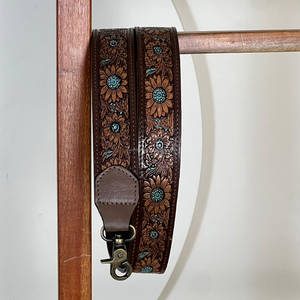 Sangle de sac à bandoulière unisexe en cuir véritable vintage, travaillée à la main, avec fermoirs en laiton style western et motif tournesol de luxe. - Product Image 2