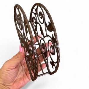 Porta servilletas decorativo vintage de metal, acabado marrón antiguo, diseño ornamentado con detalles de hojas, para la cena - Product Image 4