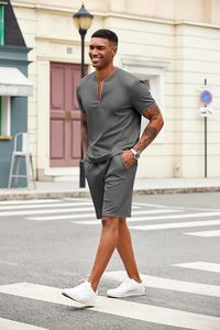 Conjunto de camiseta de manga corta y pantalones cortos de punto de secado rápido, color gris, para hombre, ropa deportiva informal de color sólido. - Product Image 4