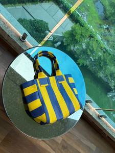 Sac fourre-tout léger en nylon recyclé à double couche avec fermeture éclair, nœud, pompon et décorations à rivets - Sac fourre-tout personnalisable en nylon recyclé - Product Image 3