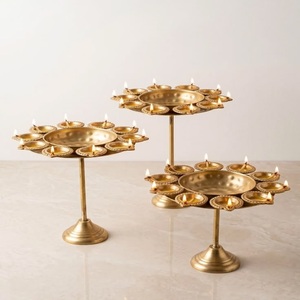 Regalo de Diwali: Portavelas de Latón con Base, Decoración de Mesa con Flores Hechas a Mano, para Ceremonias Religiosas, Festividades en el Hogar, También para Regalo - Product Image 1