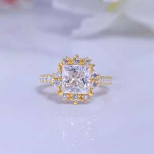 Anillo de Compromiso de Oro de 10K con Moissanita, Corte Princesa, Halo de Diamantes Creados, Joyería Glamurosa para Mujer - Product Image 2