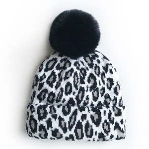 Gorro de invierno personalizable de punto acanalado acrílico con estampado de leopardo jacquard, pompón de piel sintética y puño plegado, ajuste elástico, venta al por mayor - Product Image 1