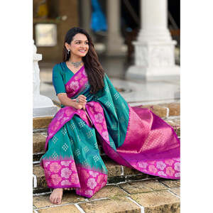 ผ้าส่าหรีสีเขียวลายทอแบบเอลีท พร้อมขอบผ้าไหมสีชมพูเนื้อนุ่มลายดอกไม้ ประดับด้วยงานปักดิ้นทอง สำหรับชุดออกงานกลางคืน น้ำหนัก 0.65 กรัม - Product Image 3