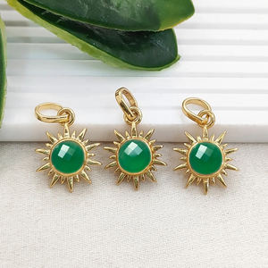 Pendentif Rond en Onyx Vert Plaqué Or avec Breloques en Forme de Soleil, Bijou en Onyx Vert, Pierre Précieuse Ronde de 6 mm, Breloque Soleil - Product Image 1