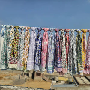 Lote al por mayor de pareos de playa para mujer con estampado de hojas hecho a mano en India, ligeros, para cubrir el bikini, pañuelo de verano - Product Image 1