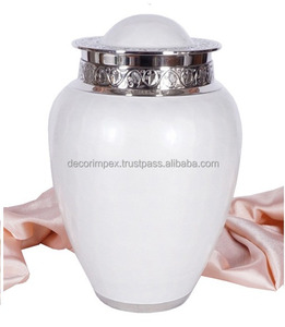 Acabado azul con una banda de plata grabada a mano o mecanizada a mano alrededor del cuerpo y en la tapa Urna de cremación de metal - Product Image 5