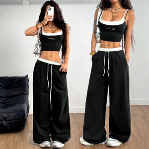 Ensemble de jogging 2 pièces personnalisé pour femme – Survêtement personnalisé de haute qualité avec sweat à capuche court uni et pantalon évasé – Survêtement vierge - Product Image 6