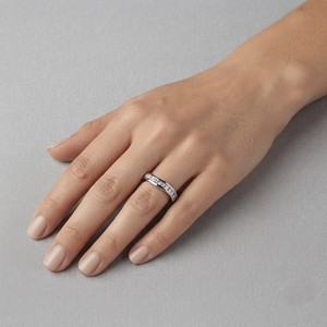 แหวนทองคำขาวประดับมอสซาไนต์ทรงกลมเจียระไนแบบบริลเลียนท์ ตัวเรือนแบบ Eternity Band ฝังเพชรแบบ Channel Setting แหวนแต่งงานคลาสสิก - Product Image 5