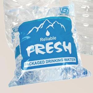 Rollo de película de PE de grado alimenticio transparente y resistente a pinchazos para bebidas y bolsas de agua superficie suave y brillante - Product Image 1