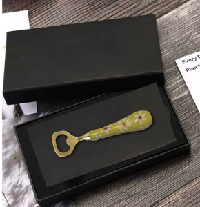 Ouvre-bouteille de luxe écologique en céramique jaune à motif floral, réutilisable, accessoire de bar pour ouvrir les bières - Product Image 4