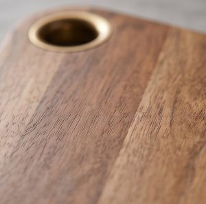 Planche à découper artisanale en bois de manguier finition noyer durable avec anneau en laiton - Product Image 2