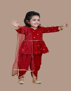 Kurta de terciopelo con adornos y mangas largas, dupatta y dhoti liso - Rojo - Product Image 1