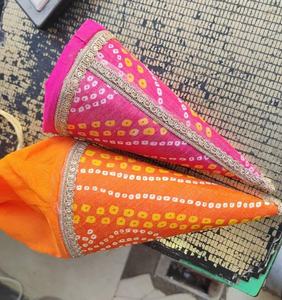 Cônes Bandhani artisanaux vibrants du patrimoine du Rajasthan avec des motifs Gota Patti, un décor époustouflant pour les mariages et les cérémonies Haldi. - Product Image 1