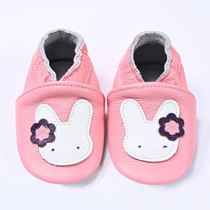 Bottes en cuir pour bébé en gros, doublure en fausse fourrure, chaleur hivernale, antidérapantes, logo personnalisé, directement de l'usine de Sialkot - Product Image 1