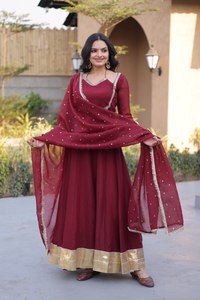 Colección de Vestidos de Compromiso con Bordado de Hilo Zari y Lentejuelas, Maravillosos y a la Moda, con Detalles Plateados - Product Image 4