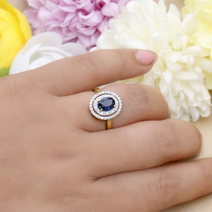 Bague de fiançailles ovale en or jaune 14 carats avec saphir bleu et double halo de diamants, cadeau de luxe, bijoux fins, pierre précieuse authentique, vente en gros - Product Image 5