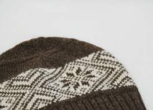 Gorro de Lana Mongol con Diseño de Copos de Nieve |   Gorro de Invierno de Lana de Oveja 100% Orgánica, Grueso, Térmico, Transpirable y Antialérgico - Product Image 3