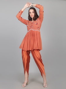 Elegante conjunto de fiesta para mujer: Vestido peplum con cuentas de lentejuelas Dhoti, pedrería y perlas, edición de diseñador. - Product Image 4