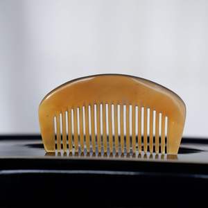 Peine de Cuerno de Búfalo Premium, Elegante, Pulido y Moderno, para el Cuidado Diario del Cabello, Estimulación del Cuero Cabelludo, Cabello Grueso y con Frizz - Product Image 1