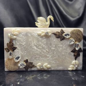 Bolso de Resina con Purpurina Floral Colorida y Perlas, Hecho a Mano con Técnica de Fundición, Modelo de Moda para Fiestas por H a CRAFT - Product Image 4