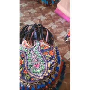 Sacs brodés sur mesure pour femmes, sacs à main pour occasions spéciales, designs traditionnels, assortis aux tenues, grande capacité, élégants - Product Image 1