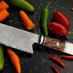 Lame de Damas forgée à la main en acier de Damas avec un bord festonné unique et un motif cellulaire. Manche unique en bois de résine de burl. - Product Image 6