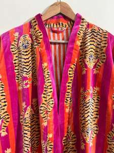 Bata Kimono de Terciopelo con Estampado de Tigre: Bata de Algodón para la Hora del Despertar - Product Image 2