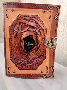 Diario de Cuero Grabado a Mano con Cierre Metálico, Cuaderno Vintage Hecho a Mano para Escribir y Regalar - Product Image 4