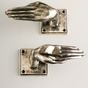 Poignée de porte antique sculptée à la main avec doigts sculptés et plaque arrière carrée pour une quincaillerie d'entrée distinctive de villa ou d'hôtel - Product Image 1
