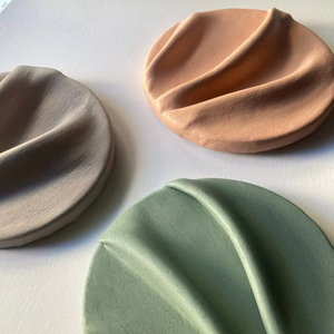 Trendy Custom Design Round Ceramic Art Hanging Ornament Wall Mount For Living Office Wall Arts Home <b>Decor</b> By Universal Overseas - Product Image 1