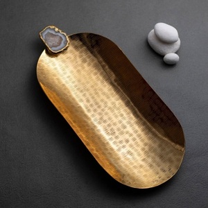 Plateau de service ovale en métal texturé doré au design exclusif, plateau décoratif de luxe avec accent de poignée en pierre d'agate naturelle - Product Image 1