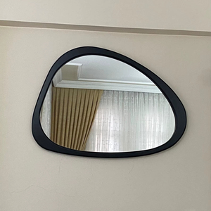 Miroir mural en bois avec incrustations géométriques, miroir mural moderne en bois pour décoration abstraite de la maison, accessoire de miroir suspendu en gros - Product Image 1