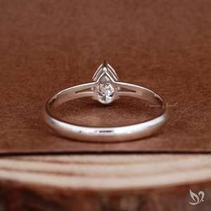Anillo de Compromiso Solitario Petite Pear con Diamante Cultivado en Laboratorio de 0.50 CT Certificado por IGI, con Corte en Espiral en Oro Sólido de 10K para Aniversario - Product Image 2