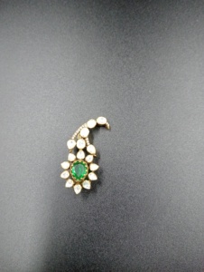 Broche Classique Fleur Paon Amaira Jewels en Argent 925, Cristal Taille Émeraude de Luxe, Sertissage Pavé Central, Bijou Unisexe, Cadeau de Fête - Product Image 3