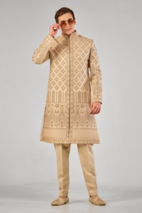 Traje Sherwani Dorado Imperial para Boda Real con Borde de Arquitectura Taj y Cuello Codificado con Cuentas Concéntricas - Product Image 3