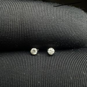 Boucle d'oreille minimaliste en or 10 carats avec diamant de laboratoire de 2 mm pour piercing Daith - Product Image 1
