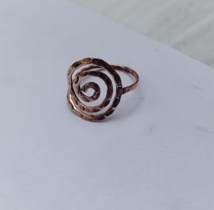 Bague de thérapie magnétique en cuivre réglable, motif spirale martelée, bio-énergie, guérison énergétique - Product Image 3
