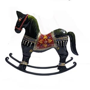 Caballo balancín de hierro de alta demanda, ideal para decoración de estanterías de estudio, mostradores de recepción y uso profesional con atractivo visual. - Product Image 1