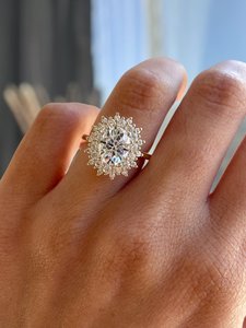 Anillo de Compromiso con Moissanita Cultivada en Laboratorio, Corte Ovalado de 2.5 Quilates |   Joyería Clásica para Mujer en Oro Sólido de 14k con Doble Halo y Engaste de Garras, Estilo Vintage - Product Image 3