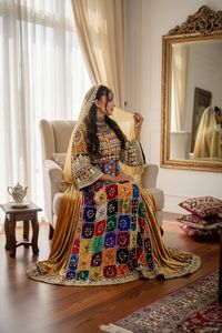 Robe de mariée afghane de style Kuchi, broderie de qualité supérieure, velours, manches longues, coupe évasée, longueur au sol, multicolores, faite à la main - Product Image 2