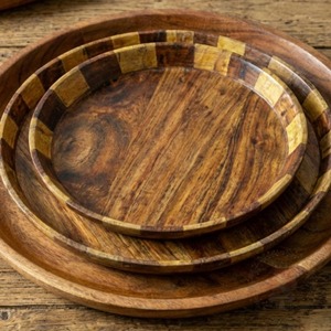 Assiette de service ronde en bois durable avec grain naturel et bords lisses, taille et couleur personnalisables pour une table élégante - Product Image 3