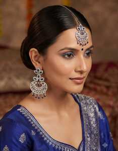 Ensemble de bijoux de créateur de luxe en argent finition argentée avec pierres vertes, comprenant des boucles d'oreilles et un Maang Tikka, pour femmes, mariages, mariées, festivals et soirées - Product Image 6