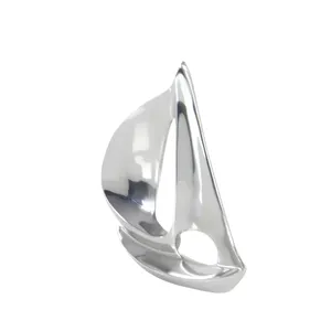 Sculpture d'art moderne en métal en forme de voilier, plaquée argent, décoration d'intérieur, acier inoxydable poli, forme irrégulière - Product Image 1