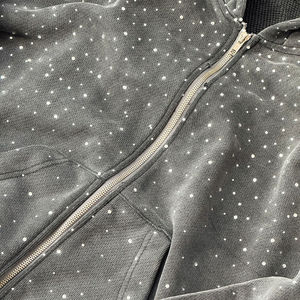 Sudadera con capucha pesada con cremallera completa y pedrería de diamante en toda la prenda, estilo streetwear personalizado para hombre, lavado ácido, color negro. - Product Image 2